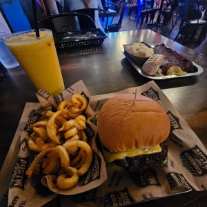 Sandwiches & Spuds - Mamas Classic Burger