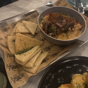 Tapeo - HUMMUS CON CARNE