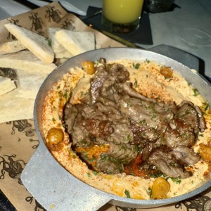 Tapeo - HUMMUS CON CARNE