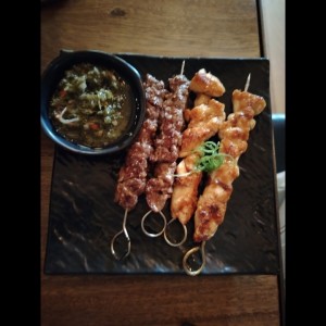 Tapeo - CARNES EN PALITO
