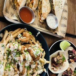 Varios quesadilla, tacos de pulpo y papas