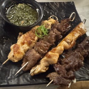 Brochetas de Pollo y Res.
