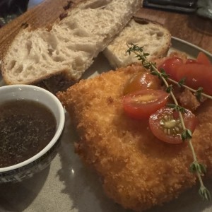 Queso feta frito con miel