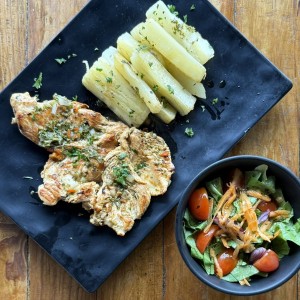 Filete de pollo Rosti - Yuca al Mojo y enladala verde ❤️