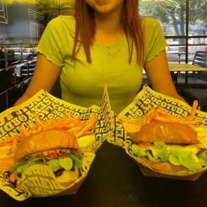 Hamburguesa izquierda "La 44"; Hamburguesa derecha "La bucotonta"