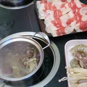 Carnes, camarones, sopa de hongos y hongos enoki