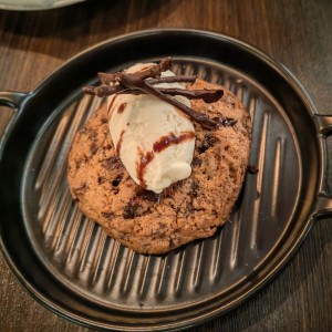Galleta de chocolate chip con helado de vainilla 