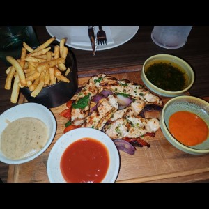 GRILL - Brochetas de Pollo y papas trufadas
