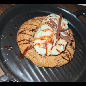 Galleta de chocolatechip con helado de vainilla