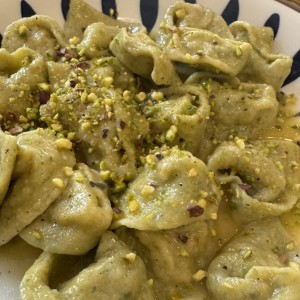Pasta rellena con mortadella