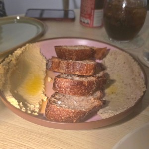 Pan de Masa madre (Krume) Con spread de Hummus y Baba Ganush