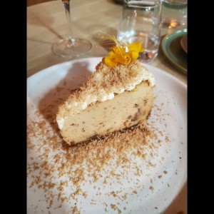 Cinnamon Roll Cheesecake 