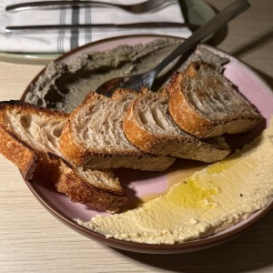 Pan de Masa madre (Krume) Con spread de Hummus y Baba Ganush