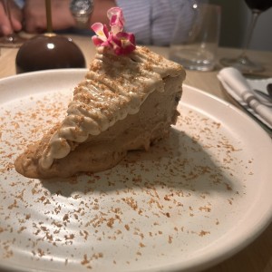 Cinnamon roll cheesecake