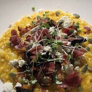 Risotto de zapallo con prosciutto, queso feta y semillas de girasol