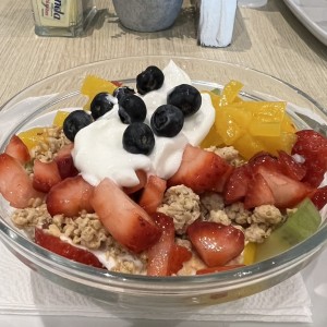 Bowl de frutas con yogurt griego