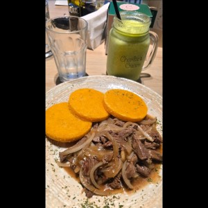 bistec encebollado con tortilla y jugo verde