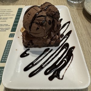 Brownie con helado de chocolate 
