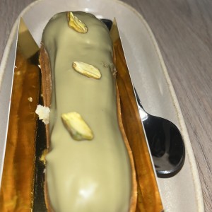 Postre eclair de pistacho