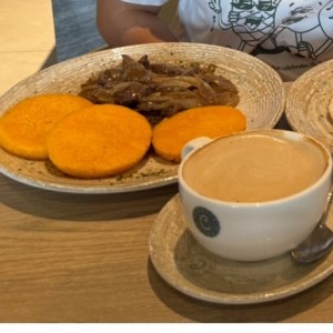 Bisteck Encebollado con Tortilla