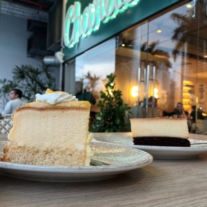 Cheesecake maracuya y flan con chocolate escondido