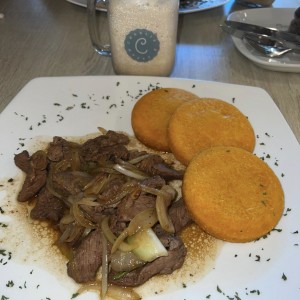 Bisteck Encebollado con Tortilla