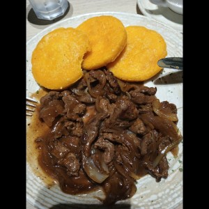 Bisteck Encebollado con Tortilla