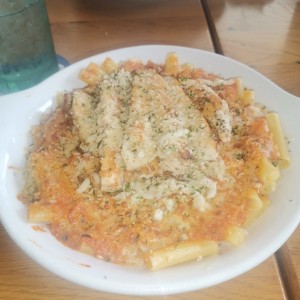 Five Cheese Ziti al Forno con pollo asado