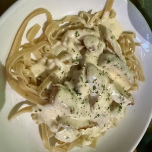 Amazing Alfredos - Chicken Alfredo