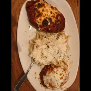 pasta lasagna y filete de pollo gratinado