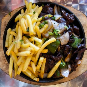 carne con papas fritas
