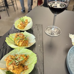 Camarones tempura estilo taco de lechuga