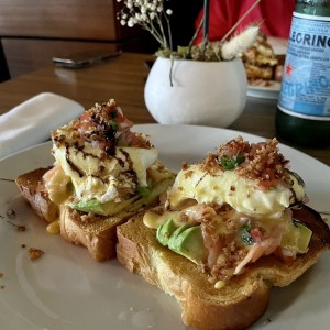 Huevos benedictinos sobre brioche