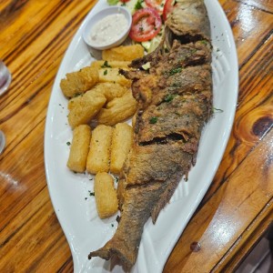 pescado relleno con yucas