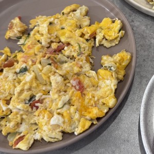 Huevos revueltos con vegetales