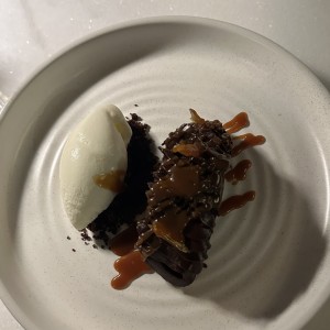 Chocolate Toffee Cake con Salted Caramel y helado de Yogurt