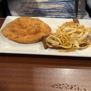bistec encebollado y hojaldre