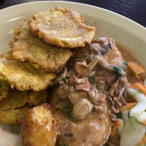 Pollo en salsa de hongos