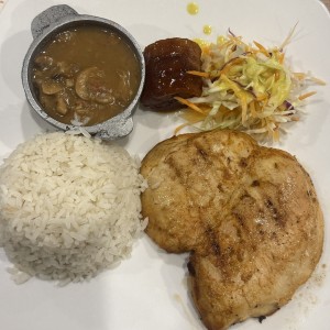 Pollo En Salsa De Hongos
