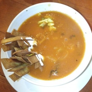 Sopa azteca (sopa de tortillas)