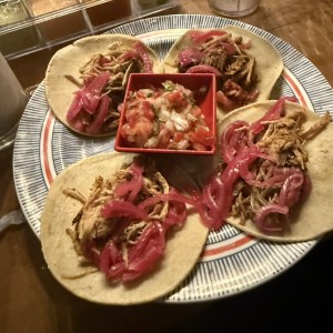 Tacos de cochinilla pibil