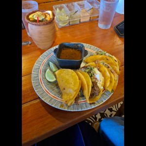 Tacos de Birria + Cantarito y Salsas de la casa.