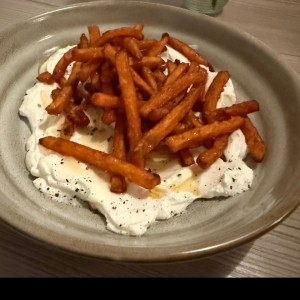 Camote frito con labneh
