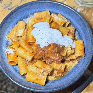 Rigatoni Pomodoro Bacon y Stracciatella