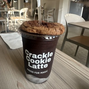 Crackle cookie latte