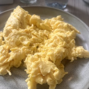 2 huevos revueltos 