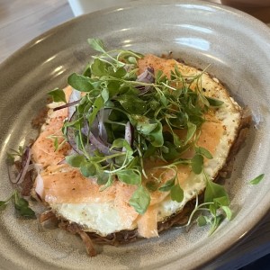 TOSTADA HUEVOS Y SALMON AHUMADO