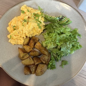 Huevos revueltos, papitas asadas y aguacate