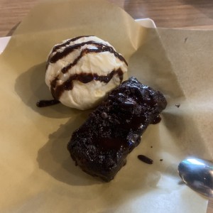 Brownie con helado