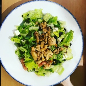 Ensalada griega con pollo